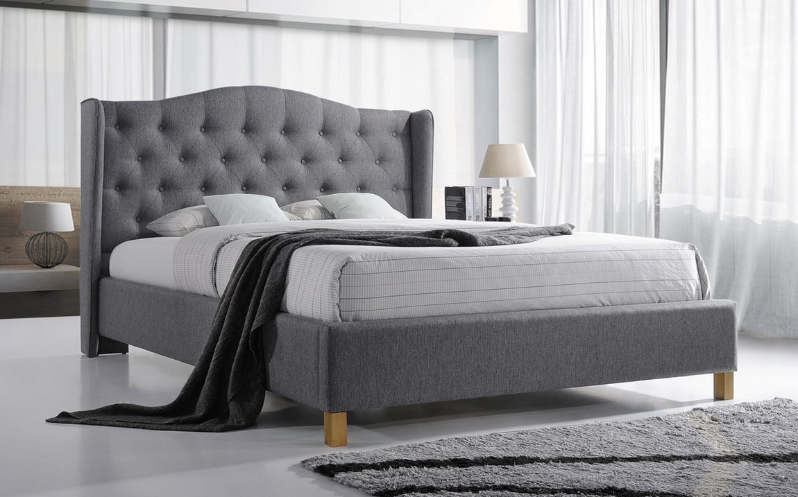 Levná postel ve stylu Chesterfield