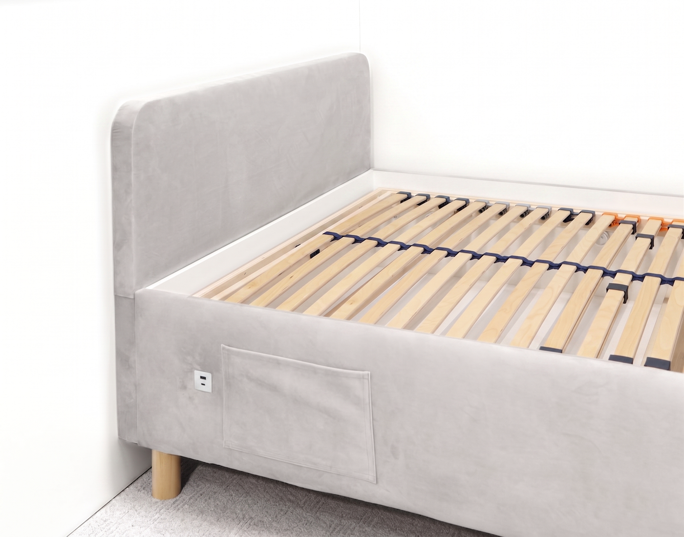 Detail USB nabíjení u postele Nexus 2