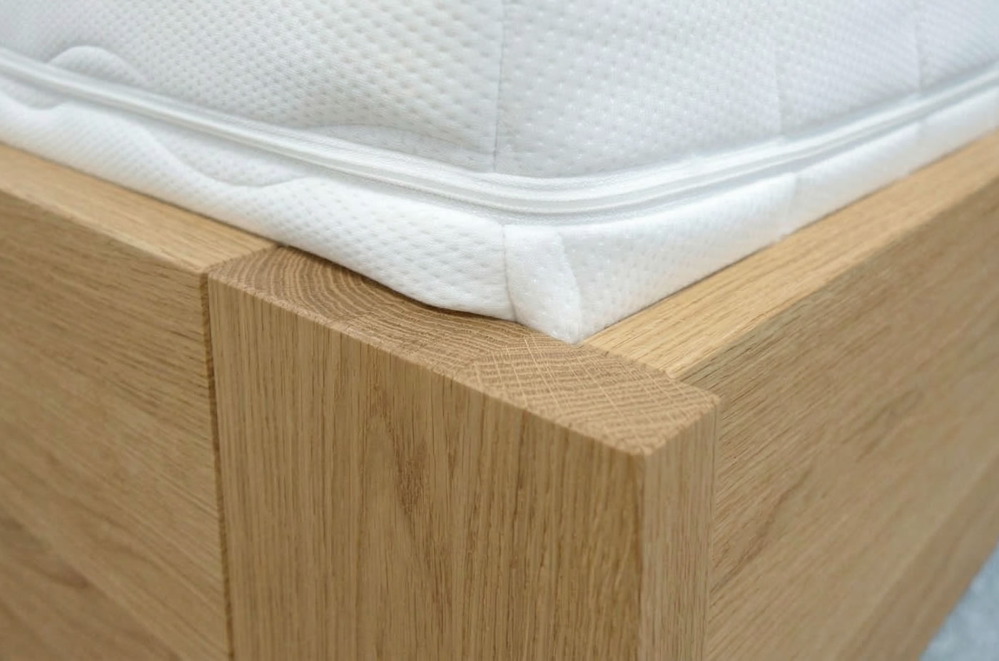 Detail čela postele Berni z dubového masivu