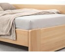 Zvýšená buková postel s roštem MIVA s bočním čelem, 120x200