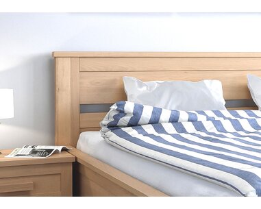 Detail - čelo postel z masivu Laura