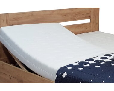 Zýšená postel s roštem a matrací Sandra