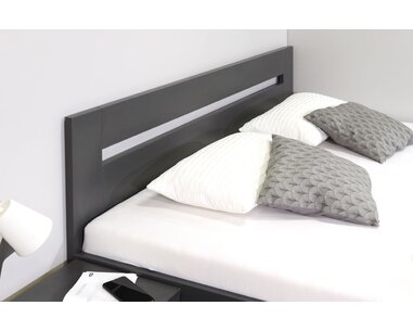 postel Linda - čelo