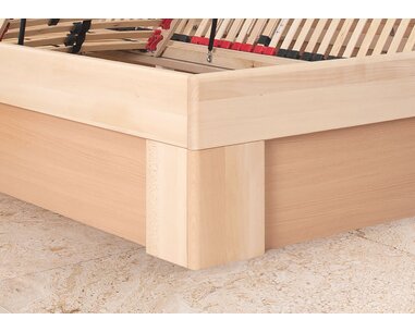 Detail nohy - postel z masivu OMEGA