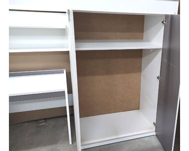 Multifunkční patrová postel Dori - pohled do skříně