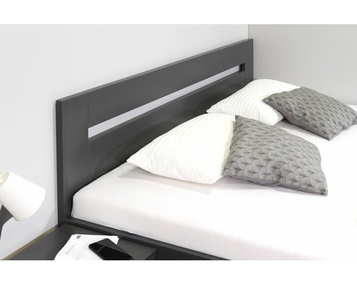 postel Linda - čelo