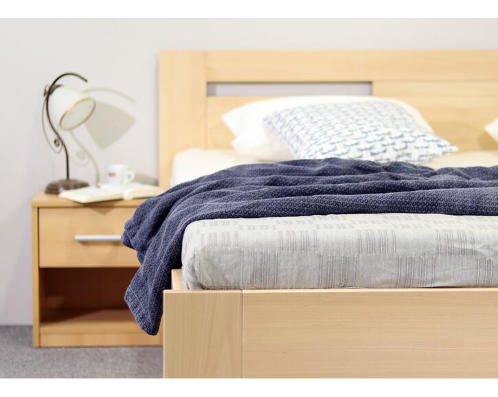 Pohled nožního čela postele Senátor