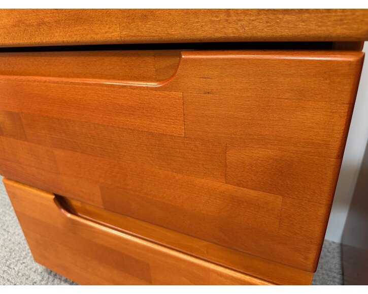 Nočný stolík z masívu, 2-zásuvkový F133, masív buk olše Nočný stolík z masívu, 2-zásuvkový F133, masív buk olše